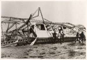 Ruinene av Zeppelin LZ10 "Schwaben" etter dens ødeleggelse 28. juni 1912 (s/hvitt-bilde) av Photographer German