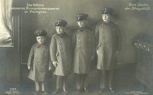 Sønnene til kronprins Wilhelm av Tyskland i militæruniform (s/hvitt bilde) av Photographer German