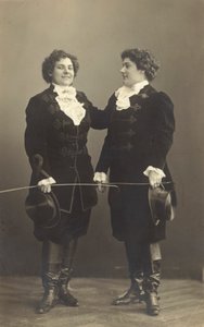 To kvinner i periodekostyme (s/hvitt-bilde) av Photographer German