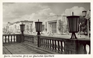 Utsikt over Deutsche Sporthalle, Stalinallee, Øst-Berlin, c1950-tallet (s/hvitt-bilde) av Photographer German