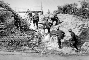 Den tyske maskingeværseksjonen fra første verdenskrig rykker frem under slaget ved Aisne av Photographer German