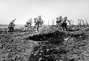 Tyske stormtropper fra første verdenskrig rykker frem mot Sedan med sekker med granater slengt rundt halsen, vestfronten av Photographer German