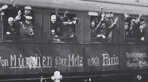 Tyske tropper fra første verdenskrig drar til fronten i en jernbanevogn med meldingen 'Fra München via Metz til Paris', september 1914 (s/hv-bilde)