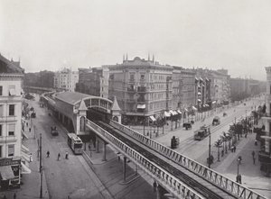 Wiener Strasse med forhøyet togstasjon (s/hv-bilde) av Photographer German