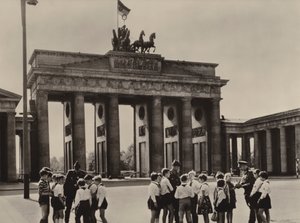 Unge pionerer kommer til Brandenburger Tor, Berlins landemerke, for å se vennene sine, grensevaktene (s/hv-bilde) av Photographer German