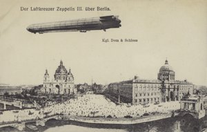 Zeppelin LZ III flyr over Berlin (s/hvitt bilde) av Photographer German
