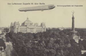 Zeppelin LZ III flyr over Berlin (s/hvitt bilde) av Photographer German