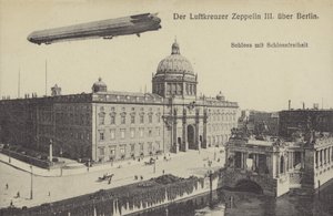 Zeppelin LZ III flyr over City Palace, Berlin (s/hv-bilde) av Photographer German