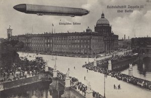 Zeppelin LZ III flyr over City Palace, Berlin (s/hv-bilde) av Photographer German