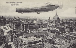Zeppelin-luftskip som flyr over Berlin (s/hv-bilde) av Photographer German
