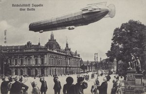 Zeppelin-luftskip som flyr over Berlin (s/hv-bilde) av Photographer German