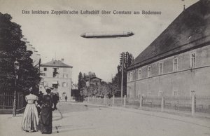 Zeppelin flyr over Konstanz, Tyskland (s/hvitt bilde) av Photographer German