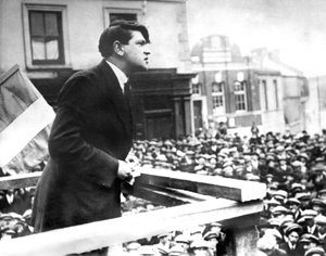 Siste bilde av den irske politikeren Michael Collins, under hans tale til Skibereen-komiteen, mars 1922 (s/hvitt-bilde)