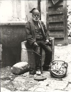 En fiskeselger, fra "Livet i Palermo" (s/hvitt-bilde) av Photographer Italian