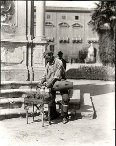 En vannselger, fra "Livet i Napoli" (s/hvitt-bilde) av Photographer Italian