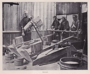 Avskalling av ris eller lage rismel med en rispund, Japan (s/hvitt-bilde) av Photographer Japanese