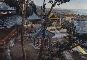 Japan, ca. 1912: Miidera, en av de 8 utsiktene over Ohmi, nær Kyoto (bilde) av Photographer Japanese