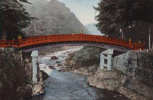 Japan, ca. 1912: Den hellige bro ved Nikko, 90 mil nord for Tokyo (bilde) av Photographer Japanese