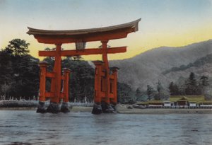 Japan, ca. 1912: Den hellige øya, Miyajima, i innlandshavet, en av tre mest bemerkede scener i Japan; Templet ble reist her av Kiyomori på 1100-tallet (bilde) av Photographer Japanese