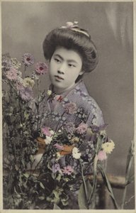 Japansk jente med blomster (farget bilde) av Photographer Japanese