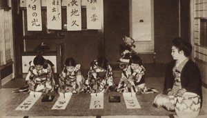 Japanske skolejenter som skriver med børster i en barnehageklasse (s/hvitt-bilde) av Photographer Japanese