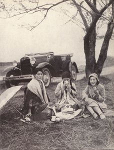 Japanske kvinner på piknik iført vestlige klær (s/hv-bilde) av Photographer Japanese