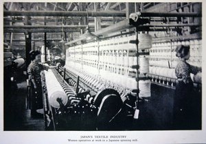 Kvinnelige operatører på jobb i et japansk spinneri av Photographer Japanese