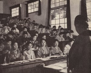 Unge japanske kvinner i sitt siste år ved kvinneuniversitetet i Tokyo (s/hvitt bilde)