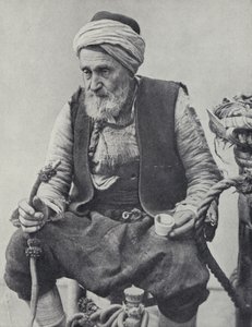Bonde som røyker vannpipe, Izmir, Tyrkia (s/hvitt bilde) av Photographer Turkish