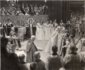 Hertuginne Mary, med kronen i luften og hyller dronning Elizabeth II ved kroningen av Blaise Nicolas Le Sueur
