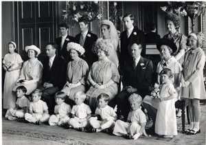 Gruppebryllupsfotografi av Lord Hartington og Amanda med HM Dronningen og Dronningens mor, 28. juni 1967 (s/hvitt-bilde)