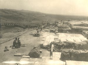 Utsikt over utgravninger av Phaistos-palasset, italiensk arkeologisk oppdrag ledet av Luigi Pernier og Federico Halbherr, Kreta, Hellas av Blaise Nicolas Le Sueur
