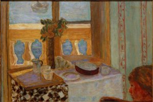 Interiør på balkongen / Lyst interiør / Kvinne nær et vindu / Vindu åpent mot havet (Antibes) av Pierre Bonnard