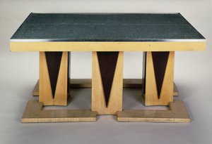 Bord, av Pierre-Emile Legrain (1889-1929), i mørklakkert platan, art deco-stil. Frankrike, 1900-tallet.