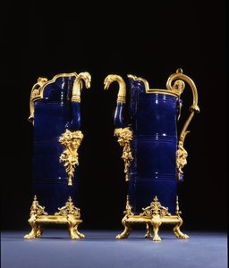 To kanner, ca. 1767 (porselen med bronsekant) av Pierre Gouthière