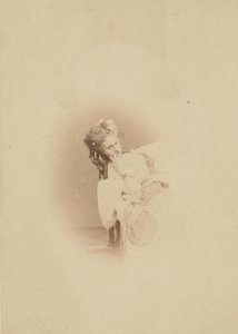 [Vignettert sittende i Ritrosetta-kjole], 1861-67. av Pierre Louis Pierson