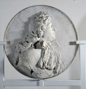 Lavt relieff som representerer Louis XIV (1638-1715) i medaljong (marmor) av Pierre Puget