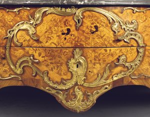 Detalj av en Louis XV-kommode, forhandlet av Adrien Delorme (ormolu-montert tulipanved, amarant, fruktved og intarsia) (se også 463007)