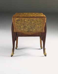 Louis XV-kommode, ca. 1765-70 (ormolu-montert tulipanved, platan, amaranth og marquetry) (se også 463004, 465390 og 465391) av Pierre Roussel