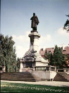 Statue av Adam Mickiewicz (1798-1855) reist i 1898 av Polish School
