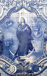 Detalj av et dekorativt panel som viser Jomfru Maria som knuser slangen, Lamego, Portugal. 1738 av Portuguese School