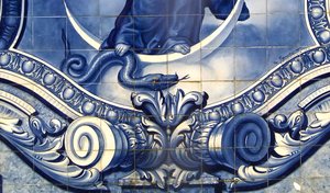 Detalj av et dekorativt panel som viser Jomfru Maria som knuser slangen, Lamego, Portugal. 1738 (keramiske fliser) av Portuguese School