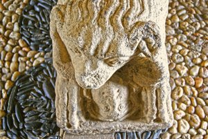 Løve spiser en mann, base av sarkofagen til D. Afonso Pires, tidligere biskop av Porto, Lamego, Portugal ca. 1372 (stein) av Portuguese School