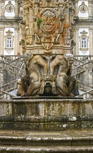 Mytiske Atlantes ved foten av en obelisk, Lamego, Portugal. 1738 (granitt) av Portuguese School