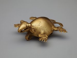 Anhengsklokke: skilpadde, 800-1200 (gull) av Pre-Columbian Pre-Columbian