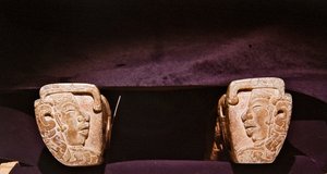 Detalj av et åk brukt i seremonielle ballspill, Vera Cruz (stein) av Pre Columbian Pre Columbian