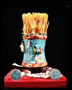 Hodeplagg og øredobber med fjær, fra Chancay, Peru av Pre Columbian Pre Columbian