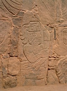 Figur av en kriger som bærer hjelm og holder en kølle (stein) av Pre Columbian Pre Columbian