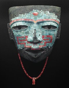Begravelsesmaske dekket av turkis og rød skallmosaikk. Artefakt fra Teotihuacan, Mexico City. Teotihuacan Civilization - Precolombian kunst: begravelsesmaske av turkise og rosa steiner fra sivilisasjonen Teotihuacan III (300-650 e.Kr.) Mexico. Mexi