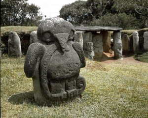 Megalittisk skulptur av en fugl som holder en slange av Pre Columbian Pre Columbian